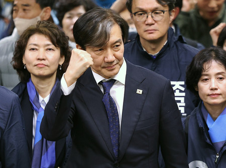 ２８日、韓国南東部・大邱で選挙運動を行う「祖国革新党」のチョ国代表（中央）（ＥＰＡ時事）