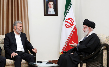 ２８日、テヘランでパレスチナ自治区ガザの武装組織「イスラム聖戦」指導者のナハラ氏（左）と面会するイランの最高指導者ハメネイ師（同師事務所提供）（ＥＰＡ時事）