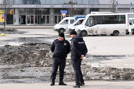 銃乱射事件が起きたモスクワ郊外のコンサート会場前で警戒に当たる警官＝２６日（ＡＦＰ時事）