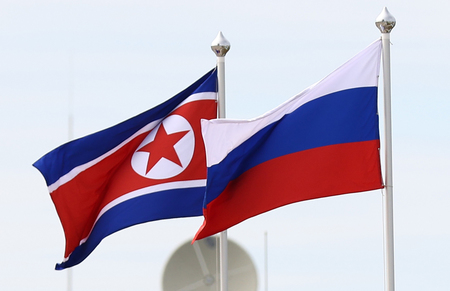 北朝鮮（左）とロシアの国旗（ＥＰＡ時事）