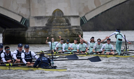 英ロンドンのテムズ川で行われた昨年のケンブリッジ大（右）とオックスフォード大のボートレース＝２０２３年３月（ＡＦＰ時事）