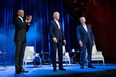 ２８日、ニューヨークで行われた大規模集会で登壇したバイデン米大統領（中央）とオバマ元大統領（左）、クリントン元大統領（ＡＦＰ時事）