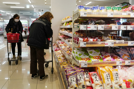 東京都内のスーパーの食料品売り場（ＡＦＰ時事）（資料）