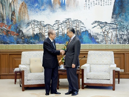 ２９日、北京で会談する福田康夫元首相（左）と中国の王毅共産党政治局員兼外相（中国外務省公式サイトより・時事）