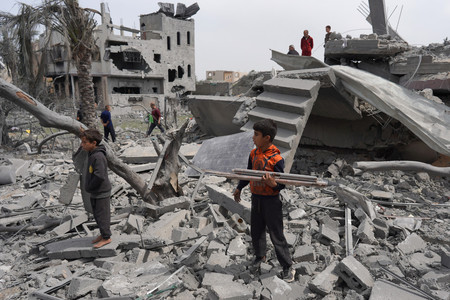 ２９日、パレスチナ自治区ガザ中部マガジの難民キャンプで、イスラエル軍の攻撃により破壊された建物（ＡＦＰ時事）