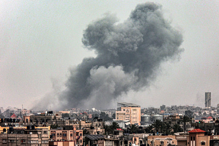 ２９日、パレスチナ自治区ガザ南部ハンユニス上空に立ち上る煙（ＡＦＰ時事）