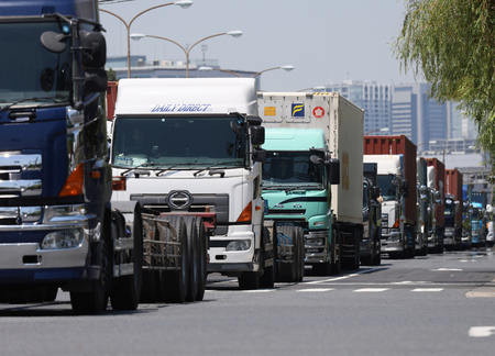 大井コンテナ埠頭周辺を走るトラック（資料写真）