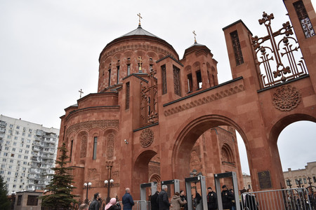 カレン・エンギバリャンさんの葬儀が営まれたアルメニア教会＝３０日、モスクワ