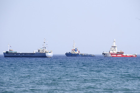 ３０日、キプロス沖で、パレスチナ自治区ガザに向けて出航する支援船団（ＡＦＰ時事）