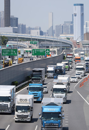 首都高速道路湾岸線を走るトラック＝２０２３年７月、東京都品川区