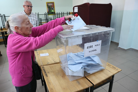 ３１日、アンカラで、トルコの統一地方選の投票を行う女性（ＡＦＰ時事）