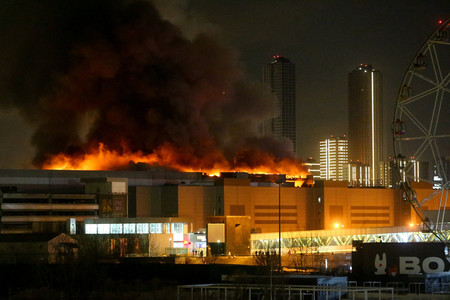 銃乱射テロで火災に見舞われる「クロッカス・シティー・ホール」＝３月２２日、モスクワ郊外（ＡＦＰ時事）