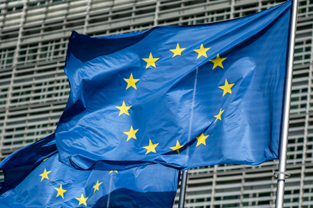 欧州連合（ＥＵ）本部前に掲げられた欧州旗＝ベルギー・ブリュッセル（ＥＰＡ時事）