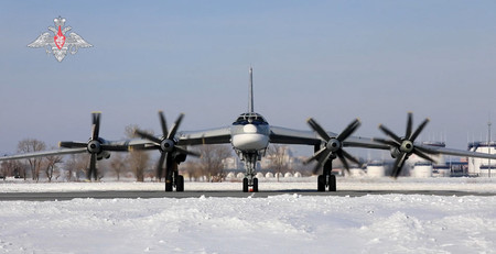 ロシア軍のＴＵ９５爆撃機＝国防省が２０２２年２月提供、撮影場所不明（ＡＦＰ時事）