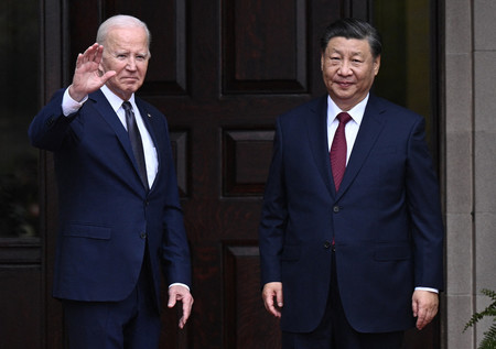 バイデン米大統領（左）と中国の習近平国家主席＝２０２３年１１月、米カリフォルニア州サンフランシスコ近郊（ＡＦＰ時事）