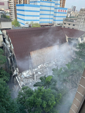 ３日、地震により天井が崩落した台湾北部・新北市の工場倉庫（撮影者提供）