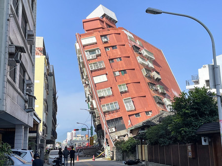 ３日、地震で傾いた台湾東部・花蓮の建物（ＡＦＰ時事）