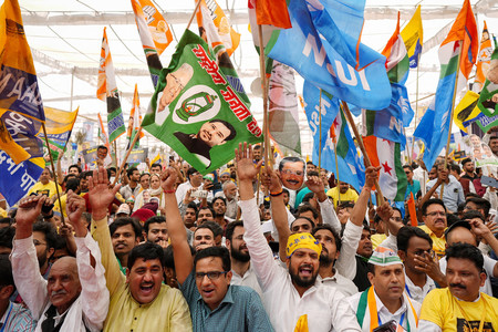 ３月３１日、インドの首都ニューデリーで開かれた集会で気勢を上げる野党支持者（ＡＦＰ時事）