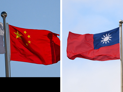 中国国旗（写真左、ＡＦＰ時事）と台湾旗（ＥＰＡ時事）