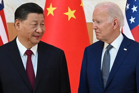 バイデン米大統領（右）と中国の習近平国家主席＝２０２２年１１月、インドネシア・バリ島（ＡＦＰ時事）