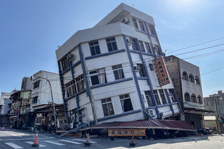 ３日、台湾東部・花蓮で、地震により損壊したビル（ＡＦＰ時事）