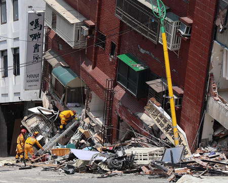 ３日、台湾東部・花蓮で倒壊したビル＝軍事新聞通信社提供（ＡＦＰ時事）