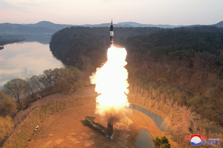 新型中長距離弾道ミサイル「火星１６ナ」型の試射＝２日、平壌郊外（朝鮮通信・時事）