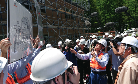 リニア中央新幹線の建設現場を視察する静岡県の川勝平太知事（右端）＝２０１９年６月、静岡市