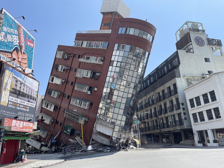 ３日、台湾東部・花蓮で、地震によって大きく傾いたビル＝中央通信社提供（ＥＰＡ時事）