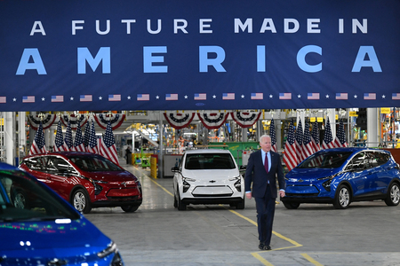 米ゼネラル・モーターズ（ＧＭ）の電気自動車（EV）組立工場「ファクトリー・ゼロ」を訪れたバイデン大統領＝２０２１年１１月（ＡＦＰ時事）