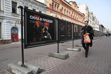 ロシア軍を支持するポスター＝２日、モスクワ（ＡＦＰ時事）