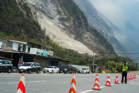 ４日、台湾東部・花蓮県で、地震により崩れた崖（ＡＦＰ時事）