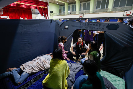４日、台湾東部・花蓮県で、地震の発生により避難した住民ら（ＥＰＡ時事）