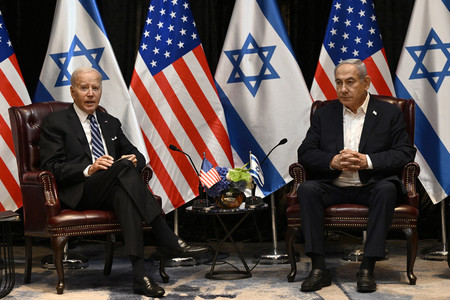 バイデン米大統領（左）とイスラエルのネタニヤフ首相＝２０２３年１０月、テルアビブ（ＡＦＰ時事）