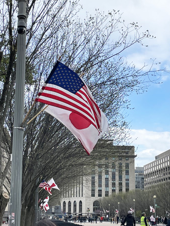 岸田文雄首相の訪米を前に、ホワイトハウス前に掲げられた日米国旗＝４日、ワシントン