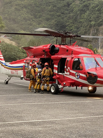 ５日、地震に見舞われた台湾東部・花蓮県で、山間のホテルに取り残された人を救出する救助隊員（台湾内政部消防署提供・時事）