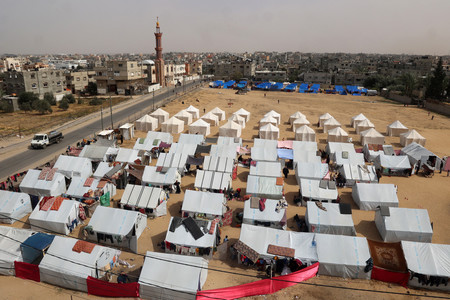 パレスチナ自治区ガザに設置された避難民向けテント＝３月２７日、南部ラファ（ＡＦＰ時事）