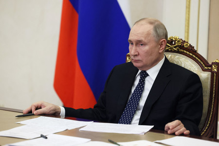 ４日、モスクワでオンライン会議に臨むロシアのプーチン大統領（ＡＦＰ時事）