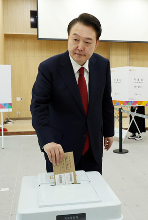 ５日、韓国南東部・釜山で投票する尹錫悦大統領（ＥＰＡ時事）