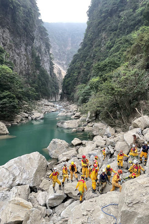 ５日、台湾東部の太魯閣（タロコ）渓谷で捜索を続ける救助隊員（中央通信提供）（ＡＦＰ時事）