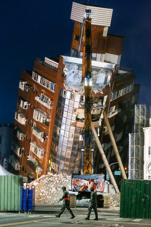 ５日、台湾東部・花蓮で進む傾いたビルの解体作業（ＡＦＰ時事）