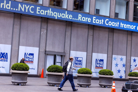 ５日、ニューヨークで、米東部での地震発生を伝える掲示板（ＥＰＡ時事）
