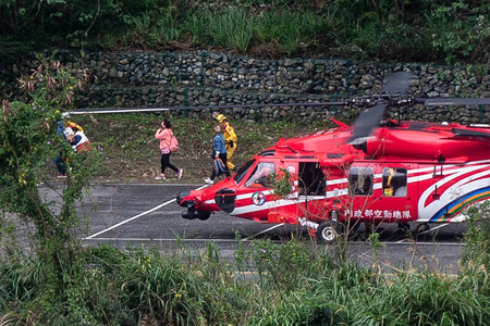 ６日、台湾東部・花蓮県の太魯閣（タロコ）国立公園で、ヘリコプターで救出される人々（ＡＦＰ時事）