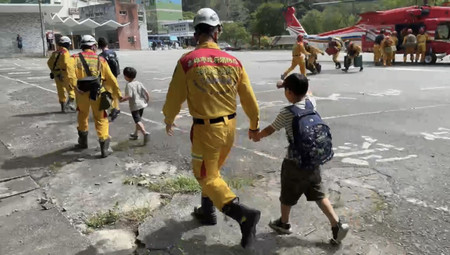 台湾東部・花蓮県の太魯閣（タロコ）渓谷にあるホテルからヘリコプターで救出される子供たち＝５日（台湾内政部消防署提供の動画より）