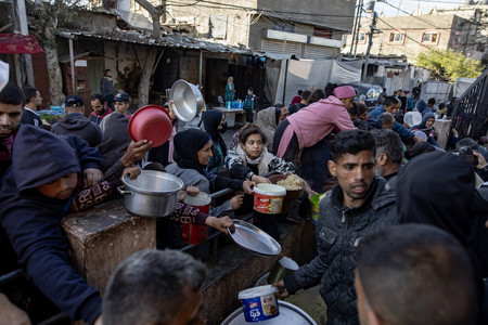 食料の配給を受けるパレスチナ自治区ガザ最南部ラファの避難民＝３月２３日（ＥＰＡ時事）