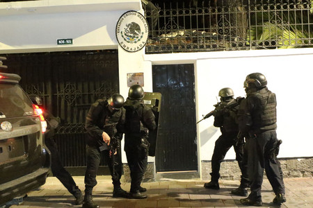 ５日、エクアドルの首都キトで、メキシコ大使館へ突入しようとする現地警察の特殊部隊（ＡＦＰ時事）