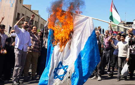 イランの「革命防衛隊」隊員の葬儀で燃やされるイスラエル国旗＝５日、テヘラン（ＡＦＰ時事）