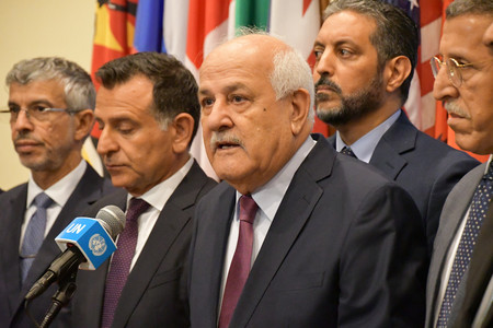 パレスチナのマンスール国連大使（中央）＝２０２３年１０月、ニューヨーク