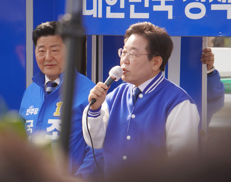 ７日、ソウルで応援演説する韓国最大野党「共に民主党」の李在明代表（右）