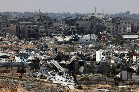 ７日、パレスチナ自治区ガザ南部ハンユニスで、イスラエルの砲撃によって破壊された建物（ＡＦＰ時事）